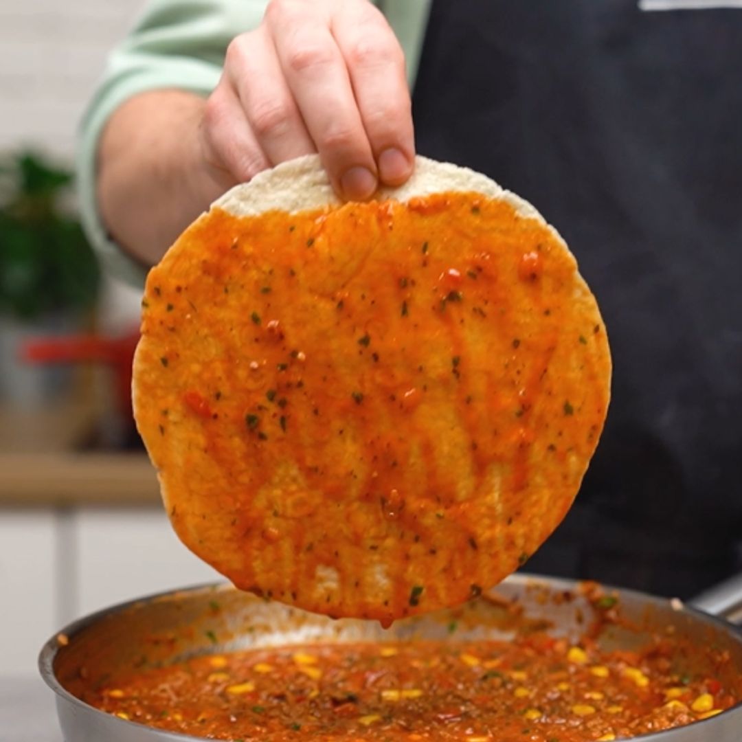 Dopiero w takiej formie tortilla może trafić na drugą patelnię