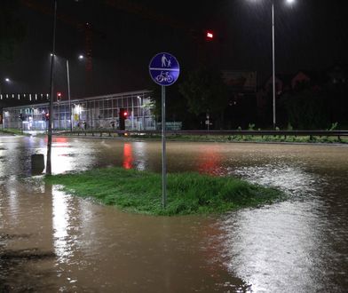 Ulewy w Krakowie. Nie żyje jedna osoba. Strażacy ewakuowali mieszkańców