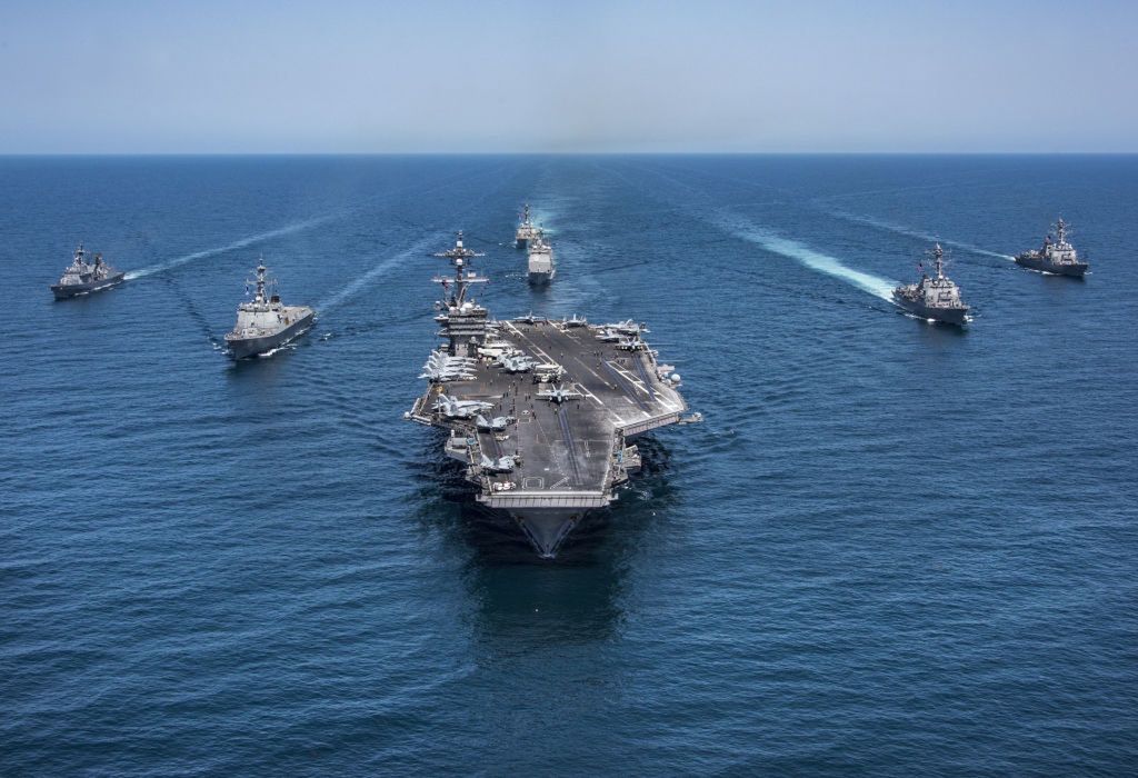 Iran szykuje pociski. Grozi atakami na bazy USA (Na zdjęciu: amerykański lotniskowiec Carl Vinson)