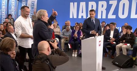 Olbrychski po rosyjsku na wiecu. Trzaskowski stał z posępną miną