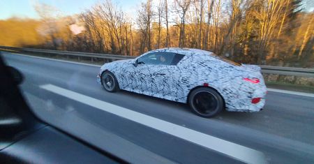 Nowy model Mercedesa przyłapany na drodze. Zastąpi dwa coupe