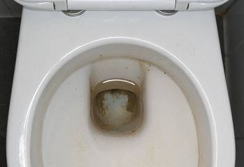 Ten domowy sposób działa lepiej niż płyn do WC. Usuniesz zacieki i kamień