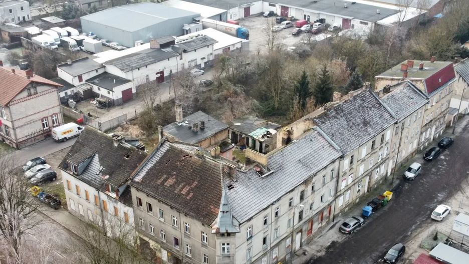 Aż 32 firmy chcą zająć się wielką demolką na Zawarciu.