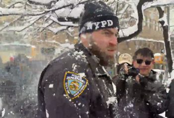 Skandaliczne nagranie. Tak potraktowali policję w Nowym Jorku