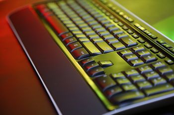 20-latek z 17 zarzutami. Sprzedawał elektronikę, której nie miał