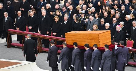 Głośno o Andrzeju Dudzie. Tylko on zrobił to na pogrzebie Benedykta XVI