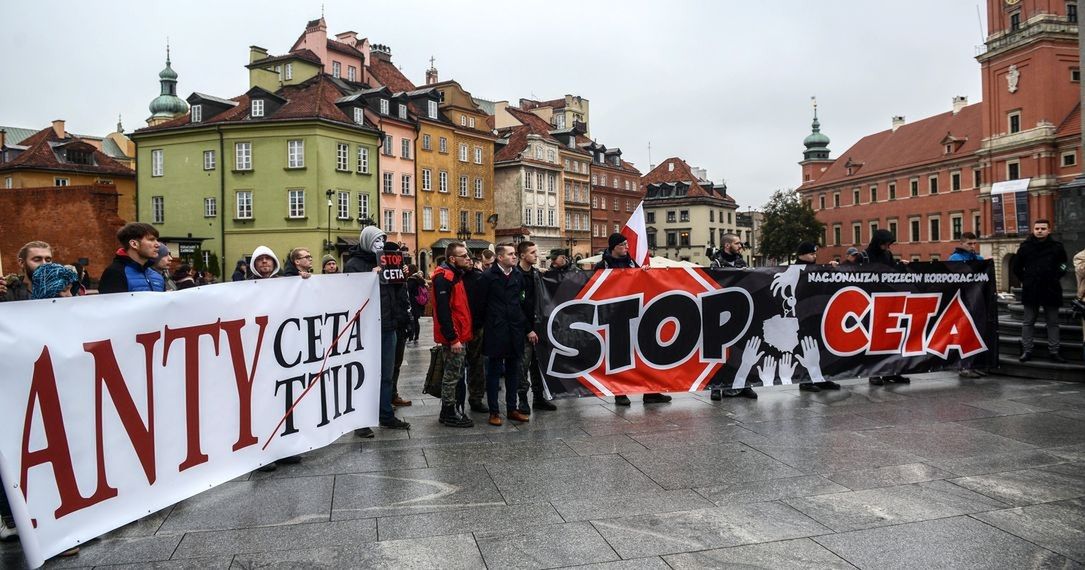 Protesty przeciwników CETA przed ambasadą Kanady i na pl. Zamkowym. "Polacy przeciw globalizacji"