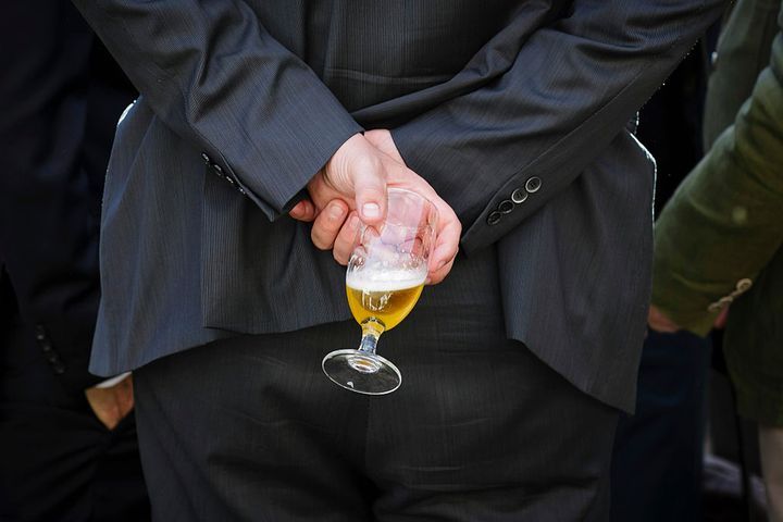 Szacuje się, że ok. 2,5 mln Polaków nadużywa alkoholu