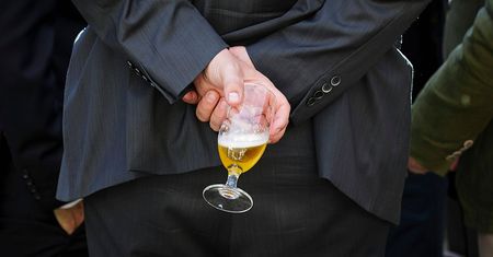 Test Zdrowia. Jak piją Polacy? W dni robocze przed 12:00 sprzedawanych jest ponad milion "małpek"