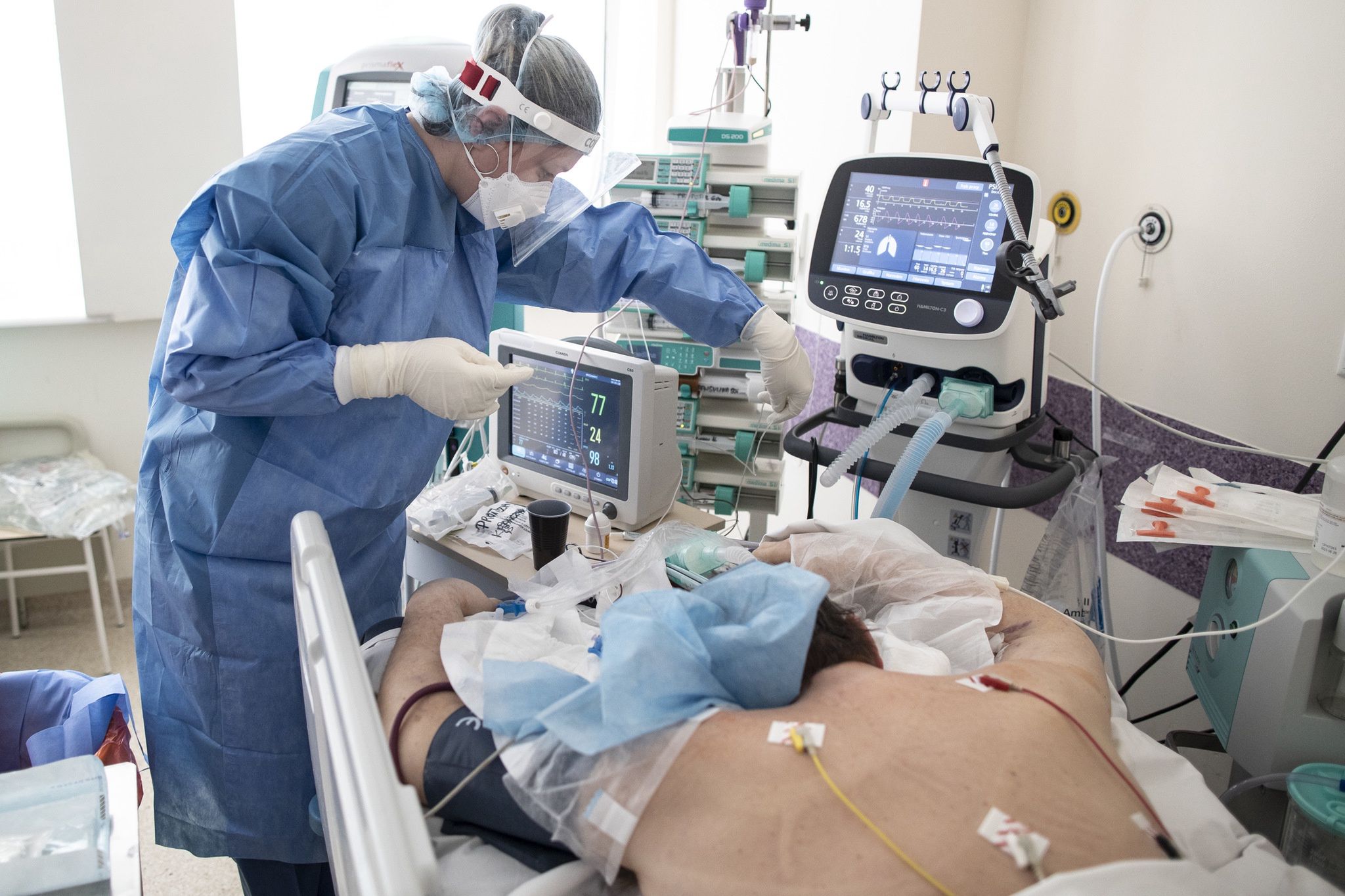 Na oddziałach covidowych trwa walka o każde życie