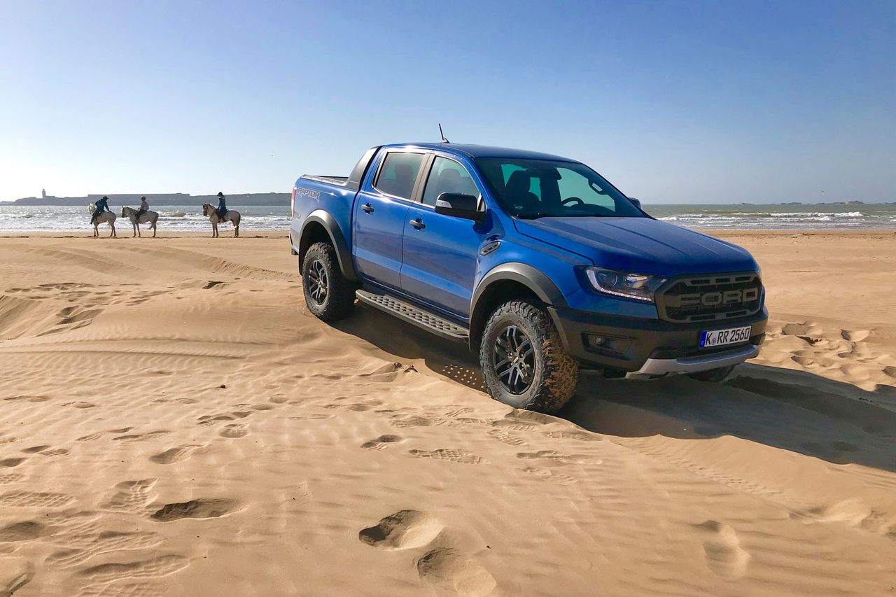 Ford Ranger Raptor sprawdza się na każdej nawierzchni, również na plaży.