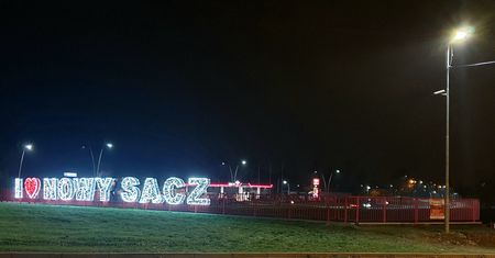 Małopolska. Nowy Sącz i świecący napis przy wjeździe do miasta