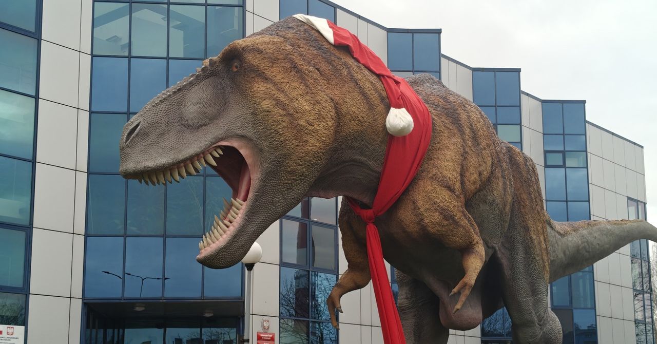 Sosnowiec: Świątecznie wystrojony T-Rex! To dzieło uczniów