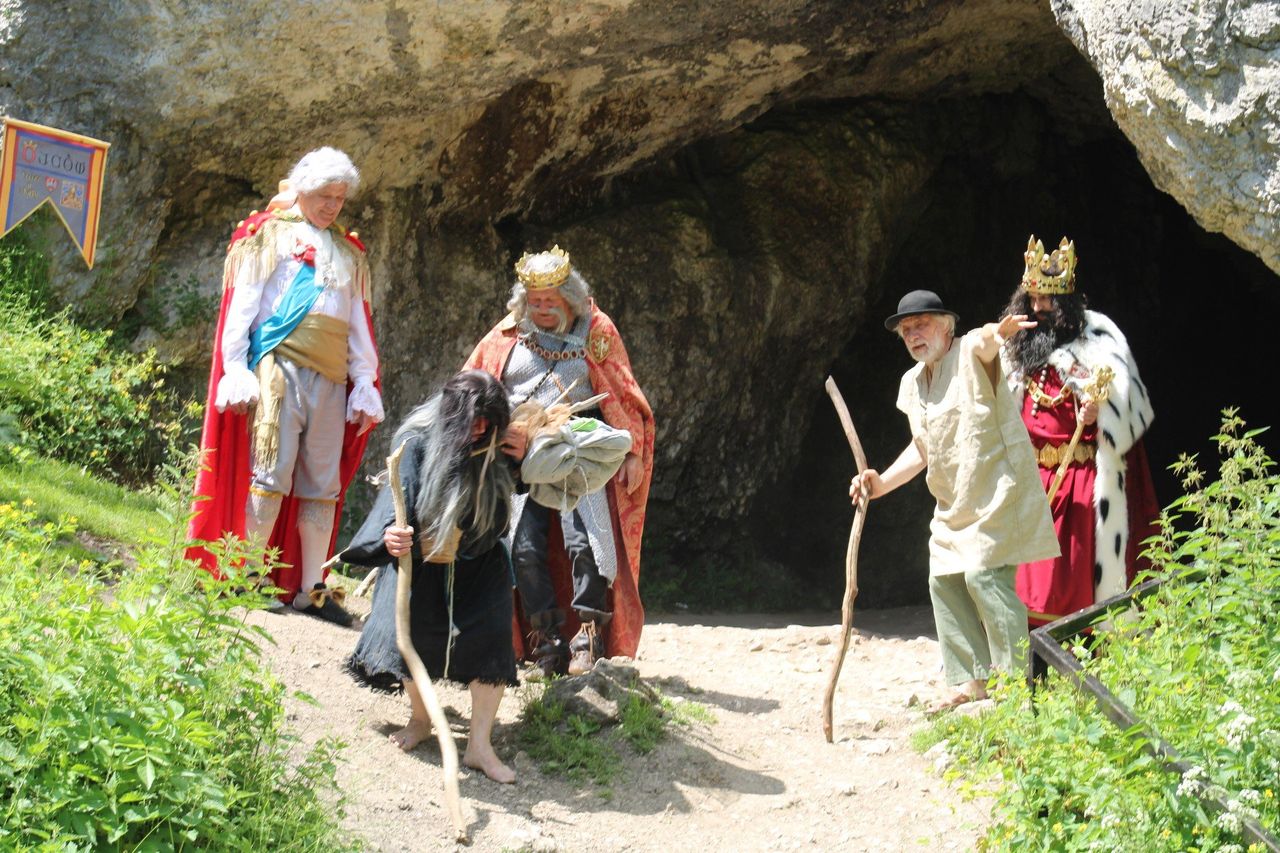 Wielka parada postaci historycznych: trzej królowie, szlachta, artyści, pustelnica i kuracjusze. To Dzień Ojca w Ojcowie