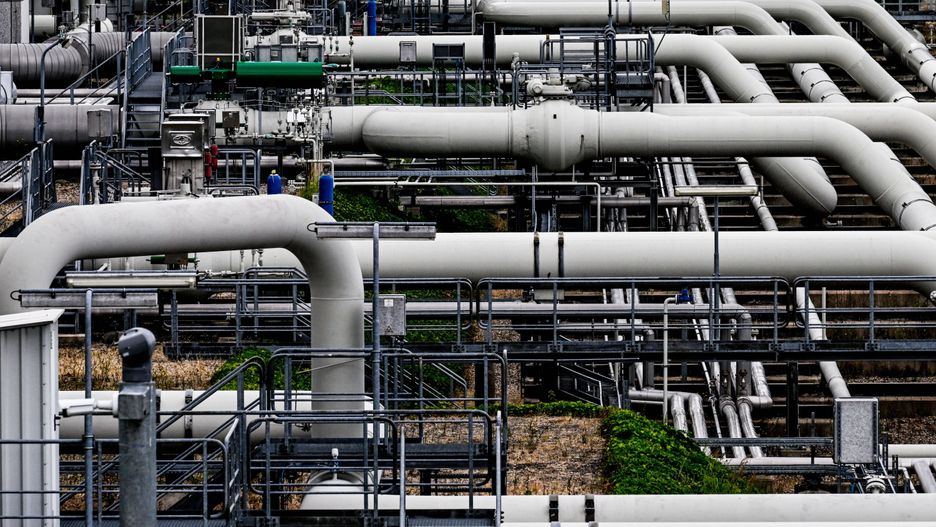 Gas compressor station in Mallnow
epa10065354 Pipes at gas compressor station in Mallnow,  Germany, 11 July 2022. The compressor station in Mallnow near the German-Polish border has stopped receiving Russian gas through the Yamal-Europe pipeline, which transits Belarus and Poland, since Russian operator Gazprom in May had discontinued usage of the Poland section. Russian state-controlled gas giant Gazprom on 11 July 2022 suspended deliveries of gas to Germany via Nord Stream 1 for scheduled annual summer maintenance works.  EPA/FILIP SINGER 
Dostawca: PAP/EPA.
FILIP SINGER