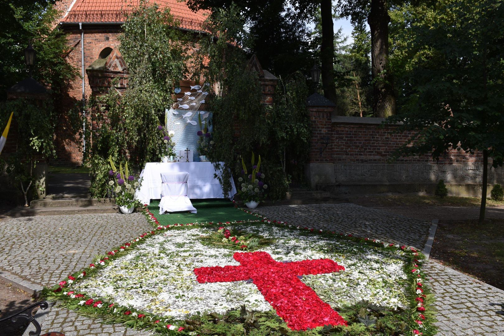 19.06.2025r. Procesja Bożego Ciała w Stawie. W tym roku wierni przygotowali dywany kwiatowe na wzór tych ze Spycimierza