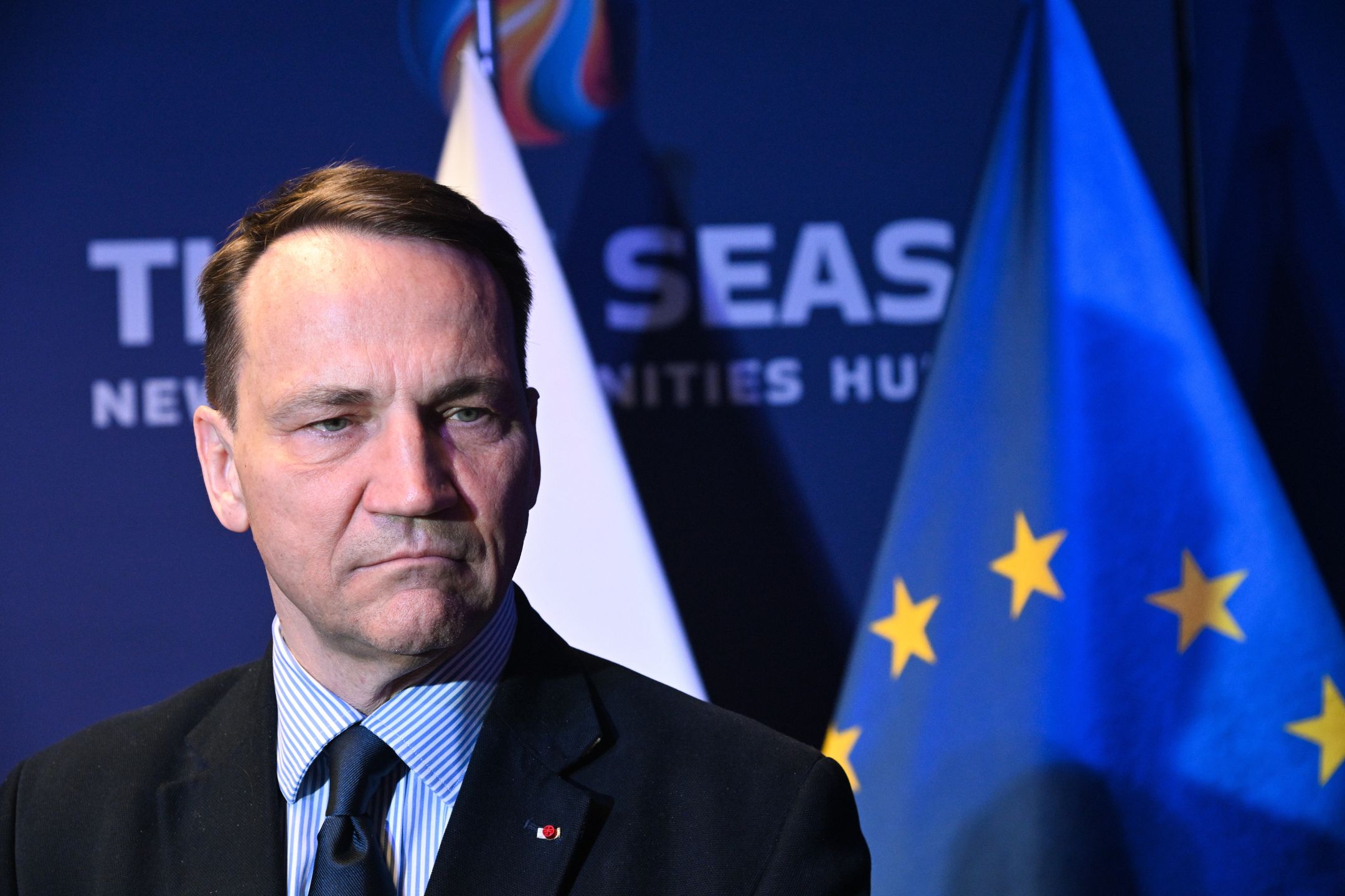 Davos, Szwajcaria, 17.01.2024. Minister spraw zagranicznych Radosław Sikorski podczas wypowiedzi dla mediów, w ramach Światowego Forum Ekonomicznego w Davos, 17 bm. (mr) PAP/Radek Pietruszka