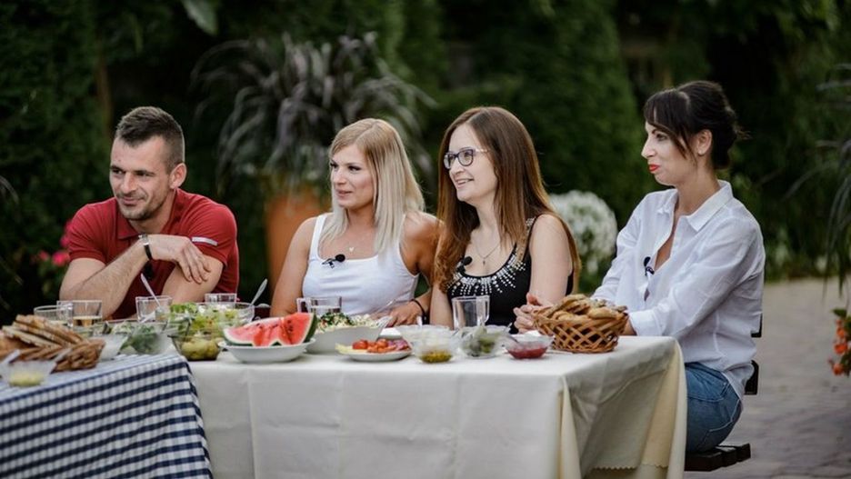 Bohater szóstej edycji "Rolnik szuka żony" Adrian i jego kandydatki. Agata, pierwsza z prawej, właśnie została mamą 