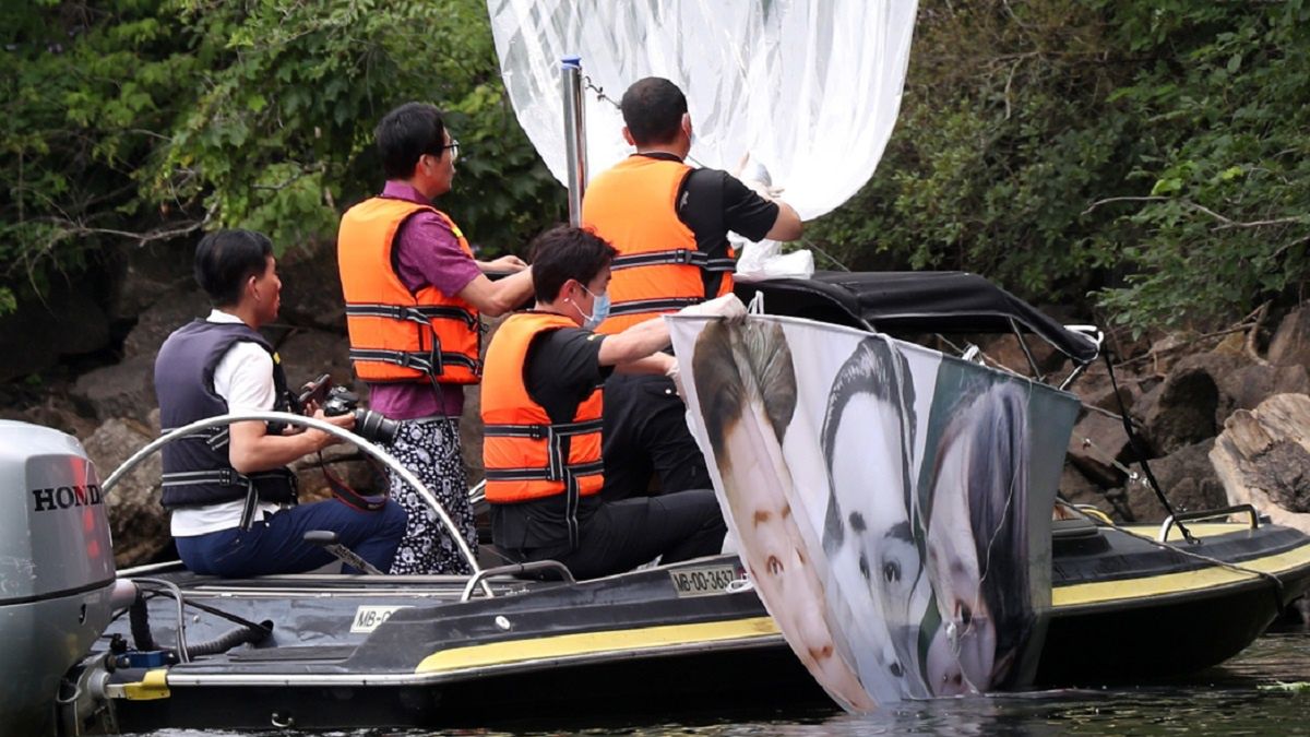 Ulotki potępiające Kim Dzong Una