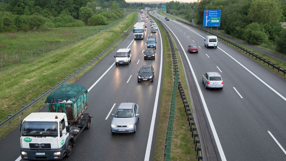 Niezachowanie bezpiecznej odległości między pojazdami na drogach szybkiego ruchu nadal jest jedną z najczęstszych przyczyn zdarzeń i wypadków drogowych.