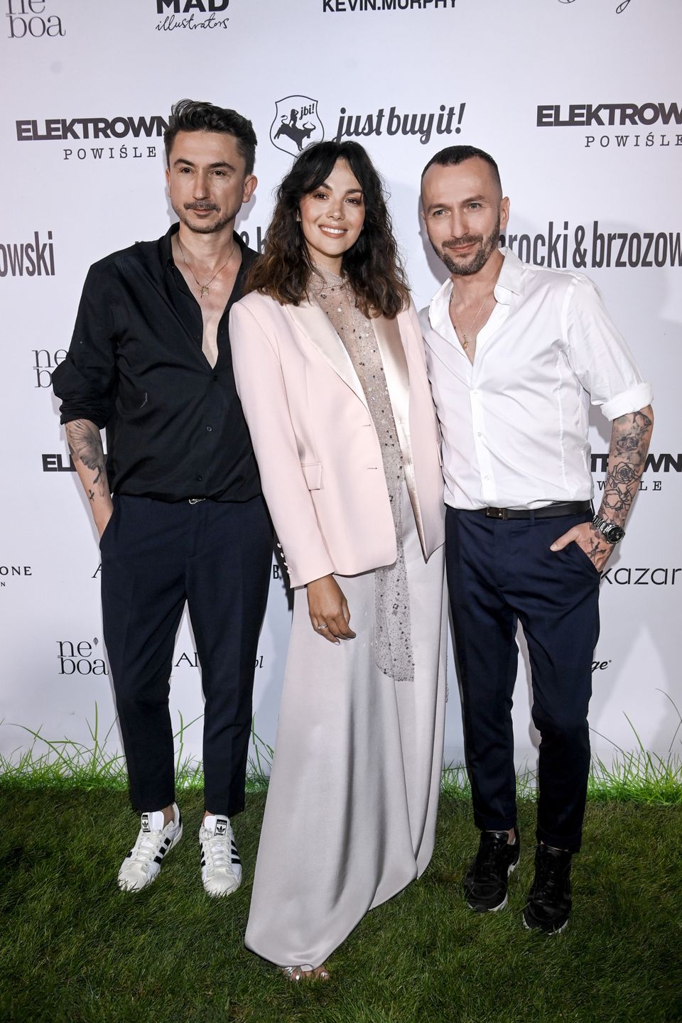 Paulina Krupińska kusi na wybiegu w PRZEŚWITUJĄCEJ bluzce