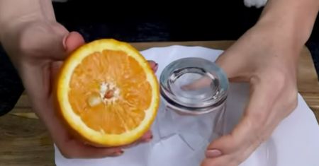 Mama bierze połówkę pomarańczy, szklankę i głęboki talerz. Jej sztuczka to hit