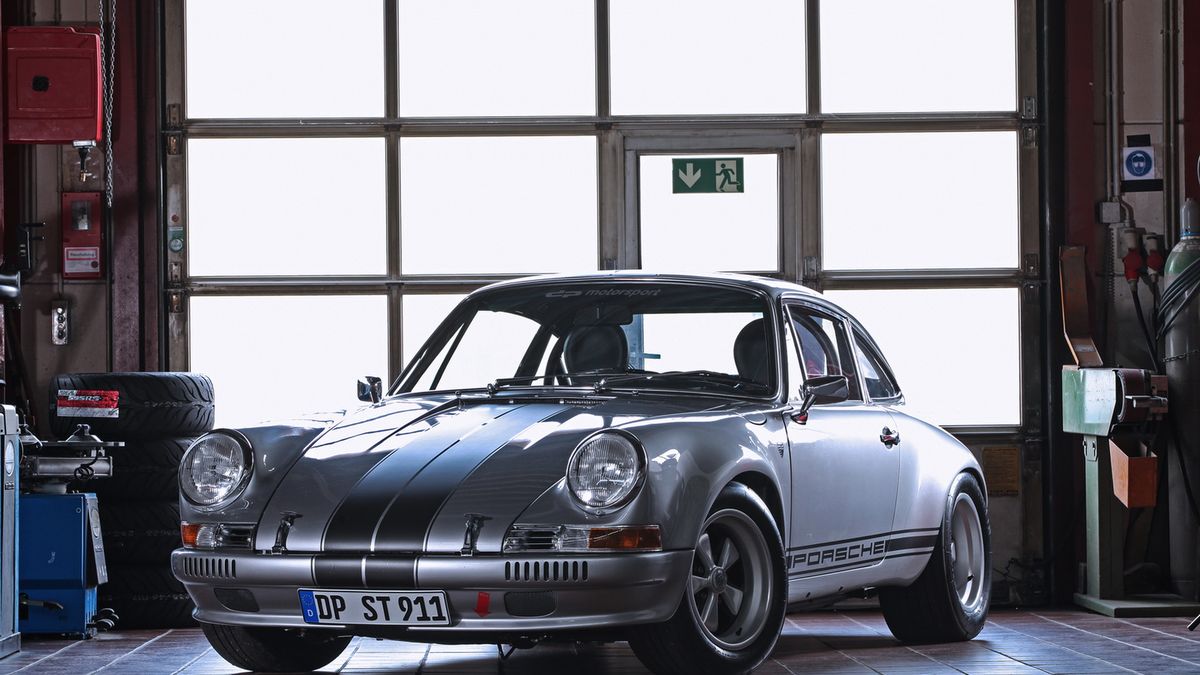 Nadwozie stylizowane na lata 70. skrywa głównie technikę młodszej generacji 964.