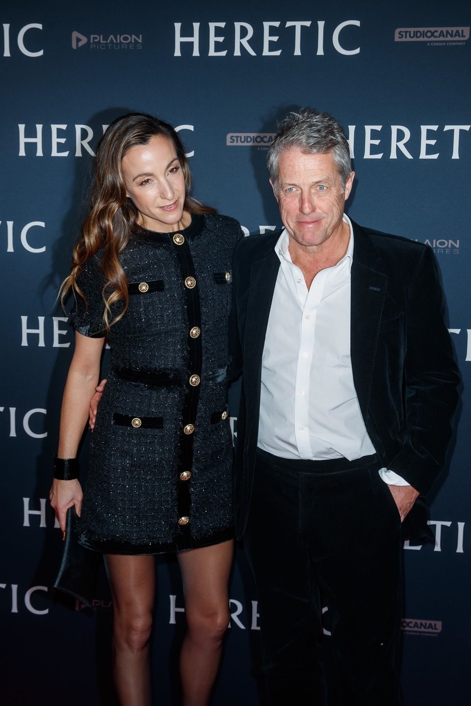 Hugh Grant bryluje z młodszą o 23 lata żoną na premierze