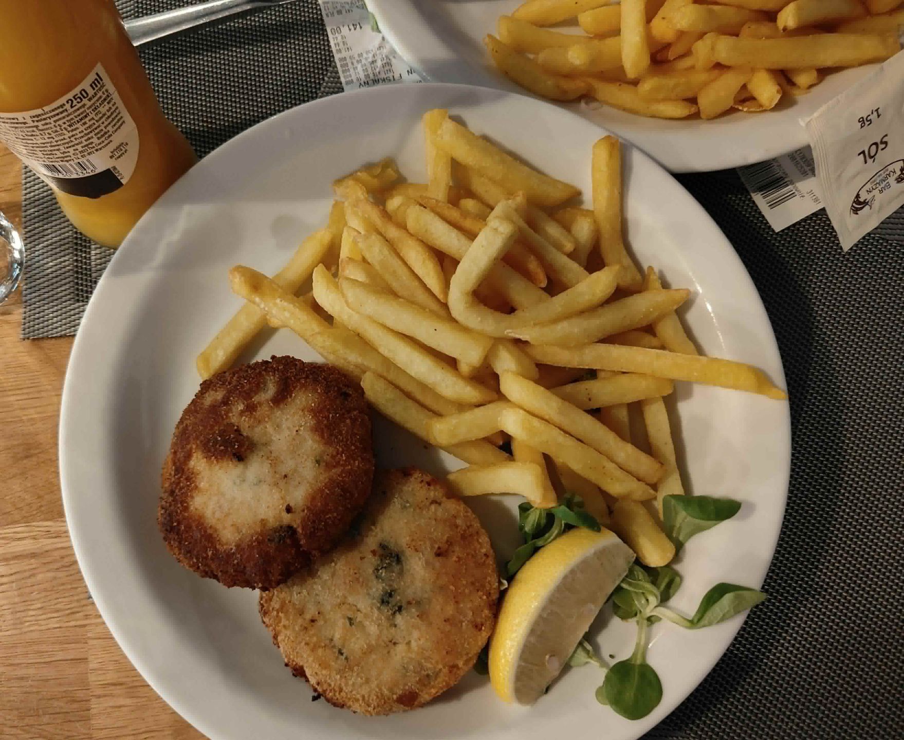 Kotlety rybne oraz frytki - menu w barze Karmazyn
