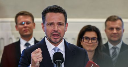 Awantura na konferencji Trzaskowskiego. "Nie został zdjęty żaden krzyż"