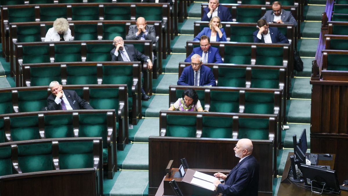 Przewodniczący Krajowej Rady Radiofonii i Telewizji Maciej Świrski przemawia na sali obrad Sejmu w ostatnim dniu posiedzenia przed wakacyjną przerwą 