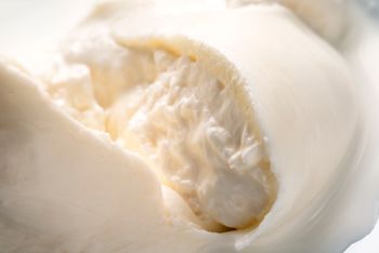 Seniorzy powinni jeść ten ser. Wzmacnia kości i pomaga przy bólach stawów