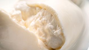 Seniorzy powinni jeść ten ser. Wzmacnia kości i pomaga przy bólach stawów