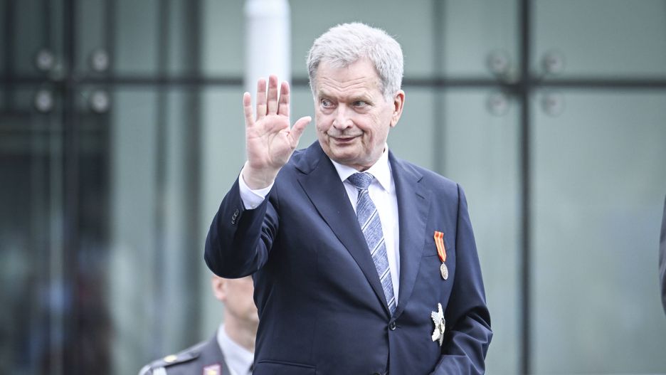 National Parade on the Flag Day of the Finnish Defence Forcesepa09995601 President of the Republic of Finland Sauli Niinisto attends the National Parade on the Flag Day of the Finnish Defence Forces in Helsinki  Finland, 04 June 2022. The day of 04 June is Marshal Mannerheim's birth anniversary, which is also the Flag Day of the Finnish Defence Forces. The parade is held every year.  EPA/KIMMO BRANDT Dostawca: PAP/EPA.KIMMO BRANDT