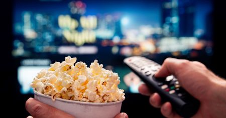 Jesienne seanse filmowe w domu? Z tym sprzętem poczujesz się, jak w kinie!