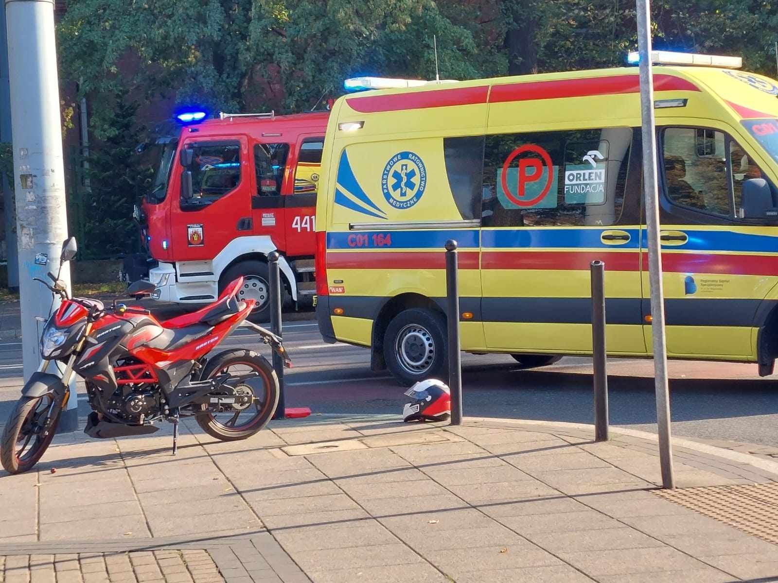 Motorowerzystka wyprzedzała na skrzyżowaniu w Grudziądzu. Spowodowała wypadek