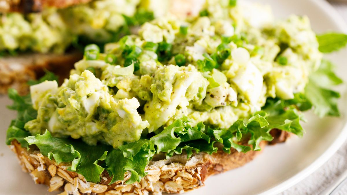 Pasta jajeczna z dodatkiem awokado oraz czarnego czosnku