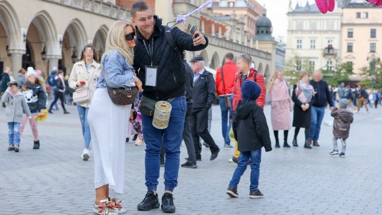 Dagmara Kaźmierska z "Królowych Życia" bawi się na krakowskim rynku