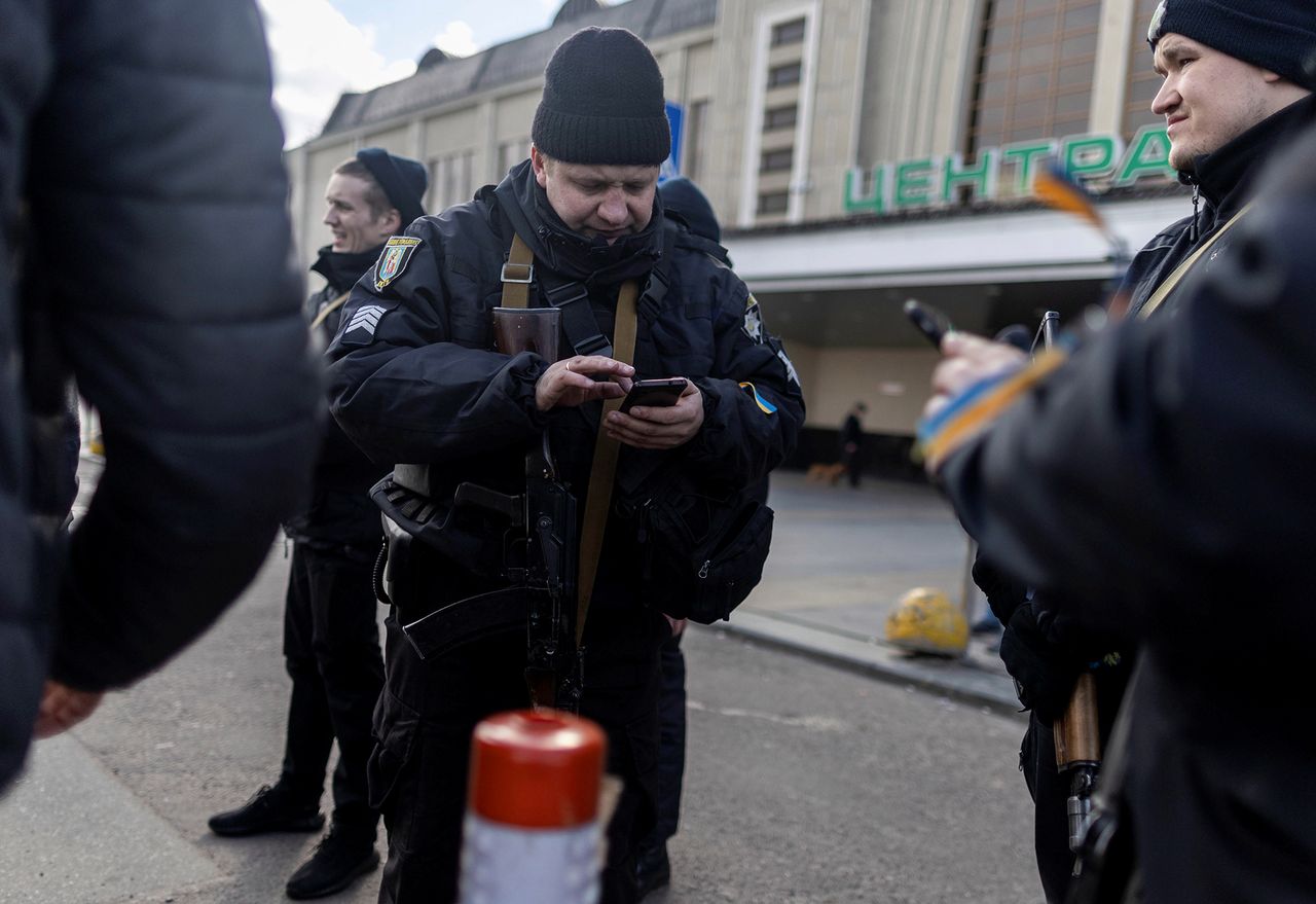 Policjanci obstawiają dworzec kolejowy w Kijowie.