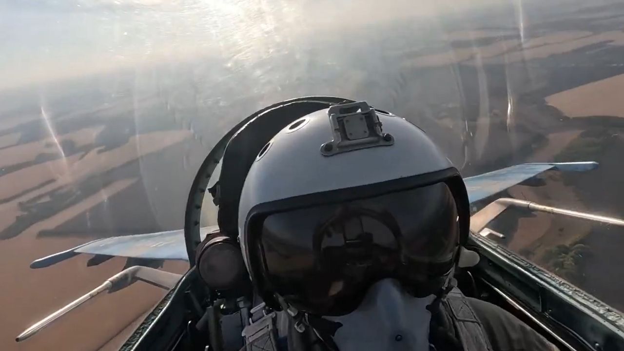 Ein ukrainischer Pilot am Steuer eines Su-27.