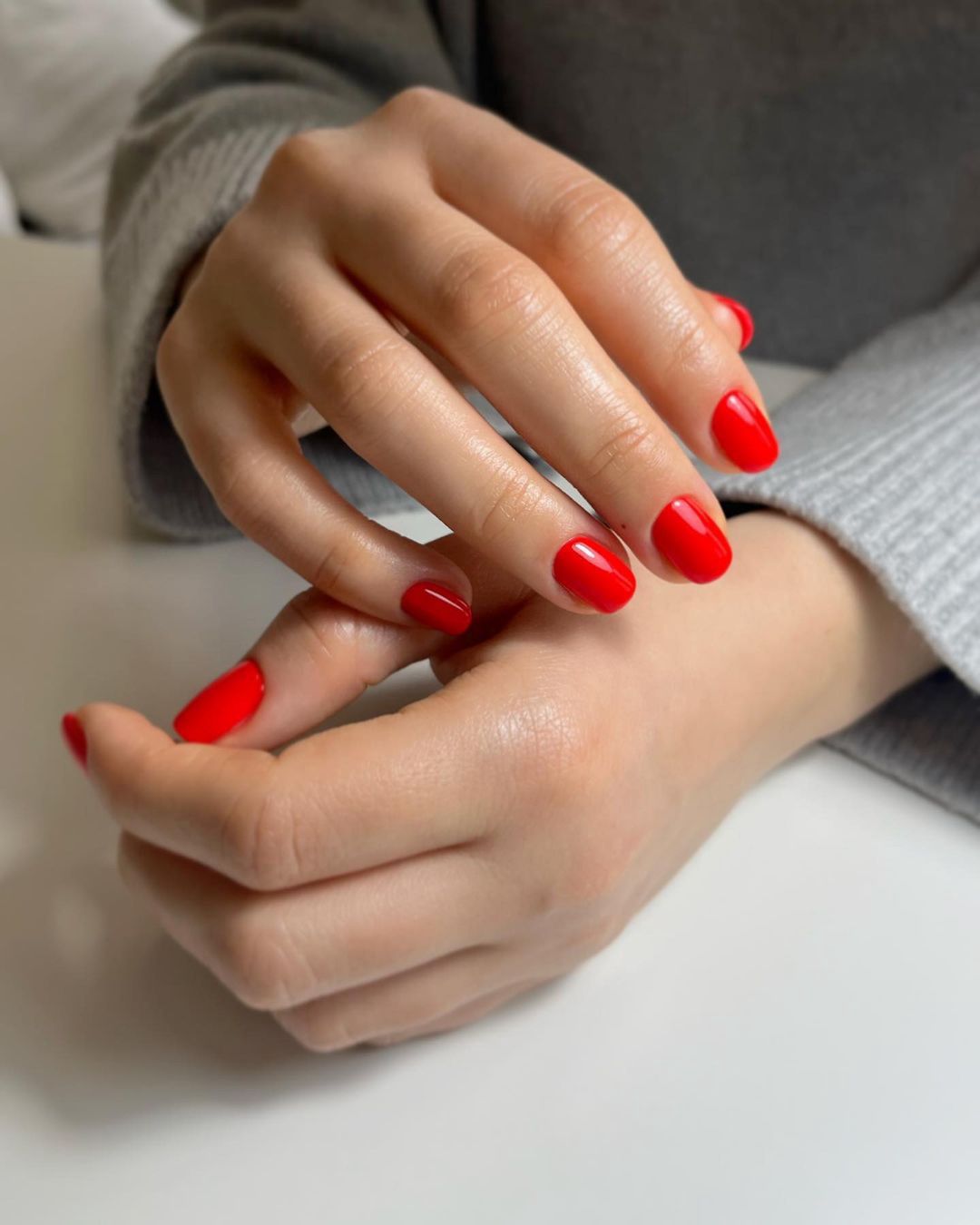 Czerwony manicure ożywia dojrzałą skórę dłoni
