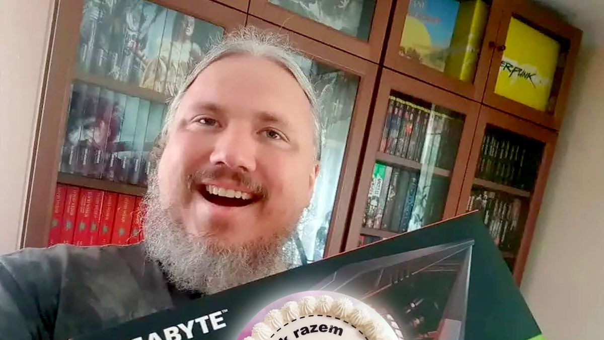 Zniecierpliwiony klient wysłał tort do sklepu na rocznicę złożenia zamówienia.