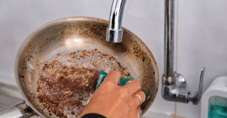 Wlej na patelnię i zagotuj. Wyżre spaleniznę jak szalony