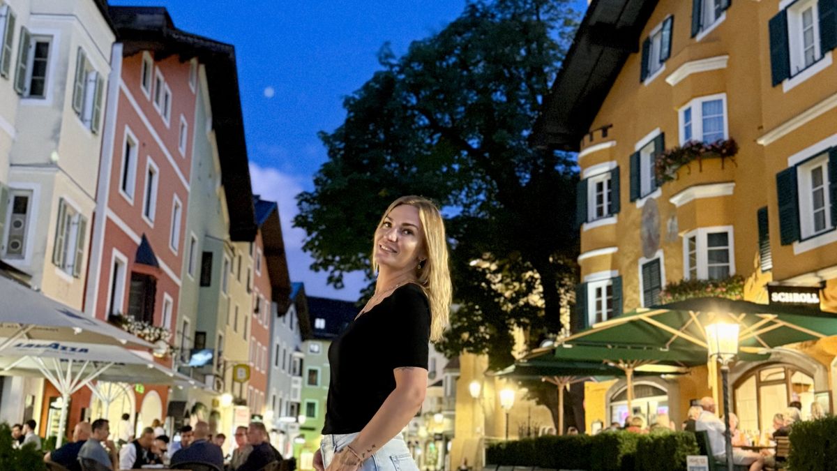 Agnieszka Kaszuba w historycznym centrum Kitzbühel