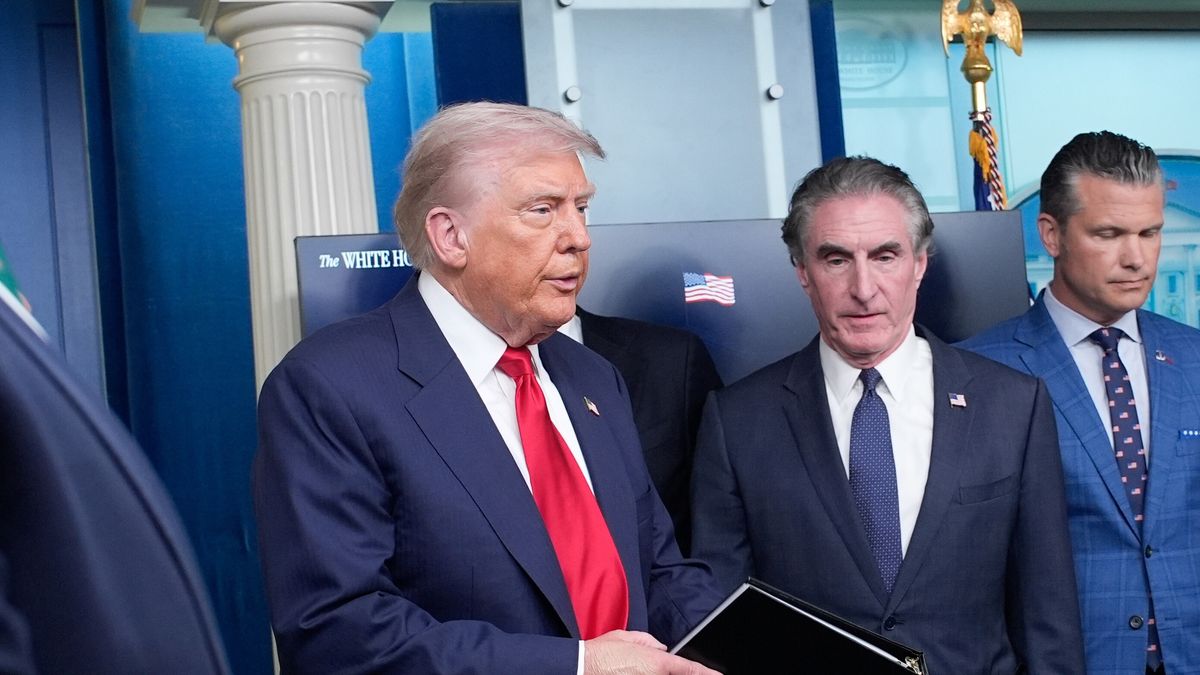 US President Donald Trump (L) prepares to address the media in the James S. Brady Press Briefing Room of the White House, in Washington, DC, USA, 11 August 2025. President Trump is due to announce the deployment of the National Guard in Washington DC as part of a crime reduction strategy. EPA/YURI GRIPAS / POOL Dostawca: PAP/EPA.