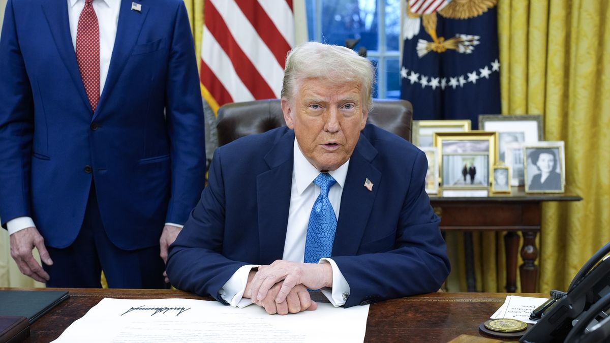 US President Donald Trump signs an executive order in the Oval Office of the White House in Washington, DC, USA, 31 January 2025. EPA/YURI GRIPAS / POOL Dostawca: PAP/EPA.