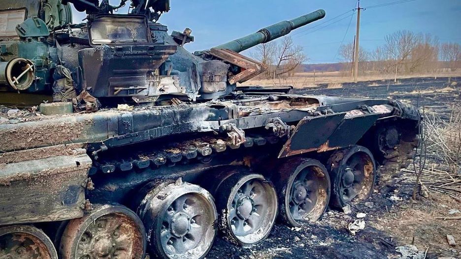 Zniszczony czołg rosyjski po ostrzale i najechaniu na minę