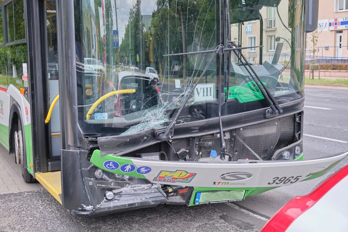 Kierowca trolejbusu uderzył w volvo