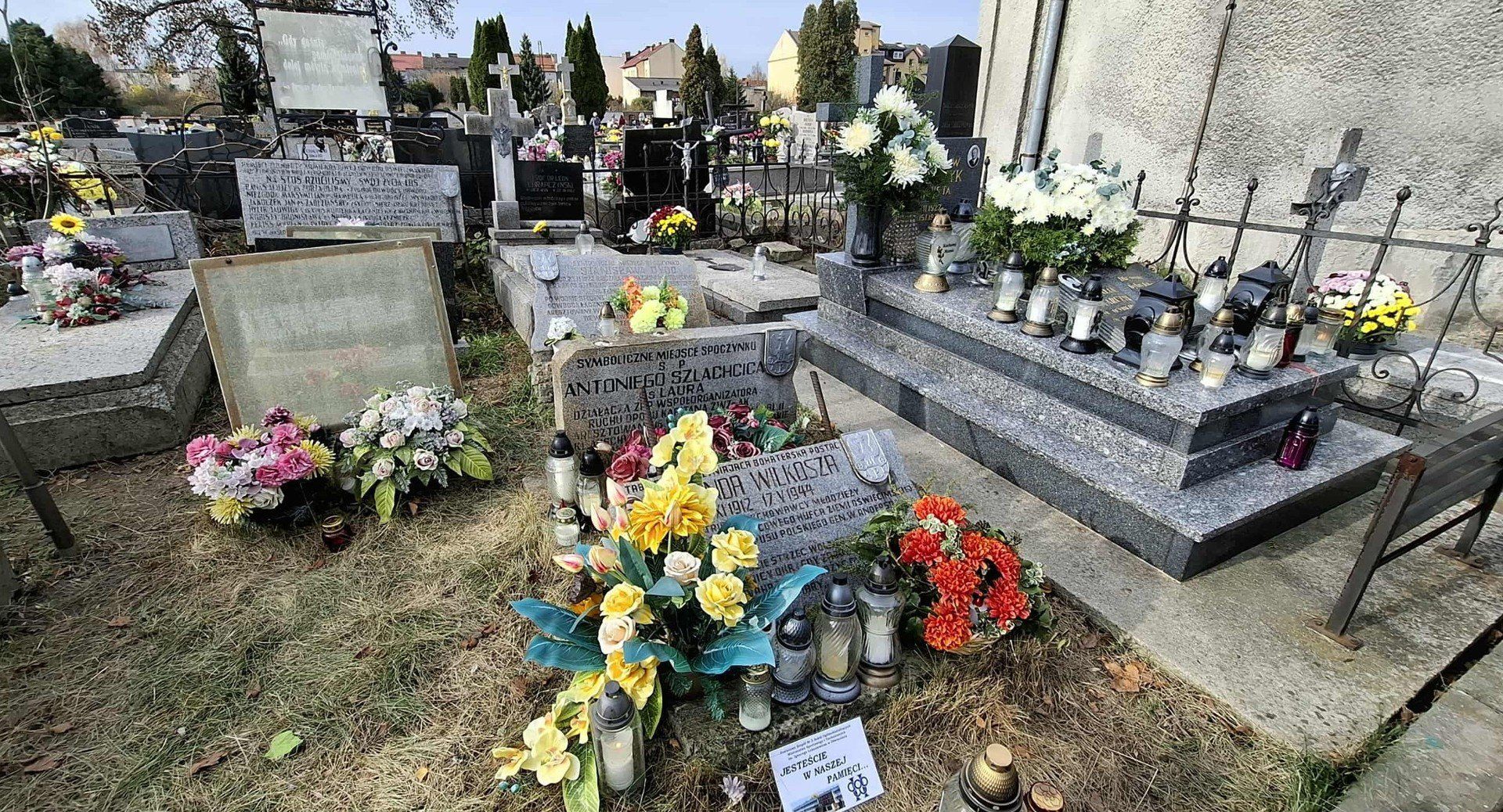 Kwatera patriotyczna na Cmentarzu Parafialnym w Oświęcimiu popada w ruinę
