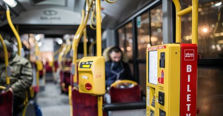 Warszawa. Kasowanie e-biletów w ogniu krytyki. Petycja do prezydenta